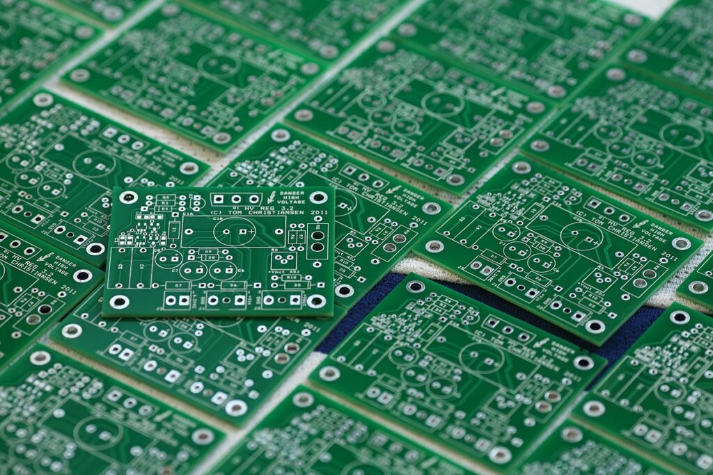 LÝ DO MÀU XANH LÁ CÂY TRỞ THÀNH MÀU CHÍNH TRONG SẢN XUẤT PCB